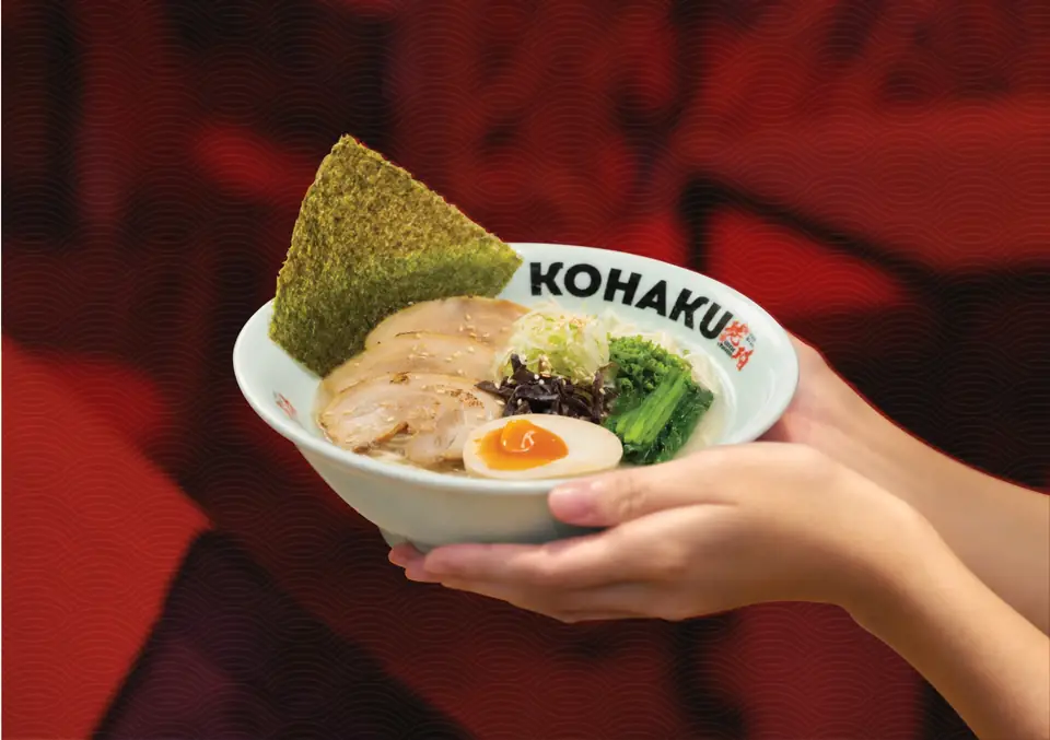 Tô ramen Kohaku được bưng ra tận tay thực khách